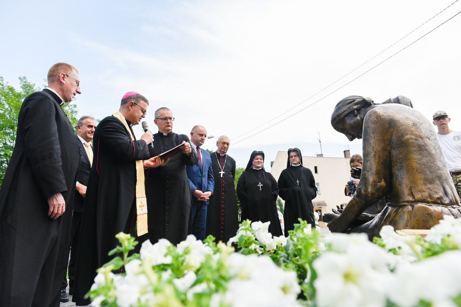 Ceremonia odsłonięcia pomnika matki Marii Karłowskiej w Jabłonowie, fot. Łukasz Piecyk dla UMWKP