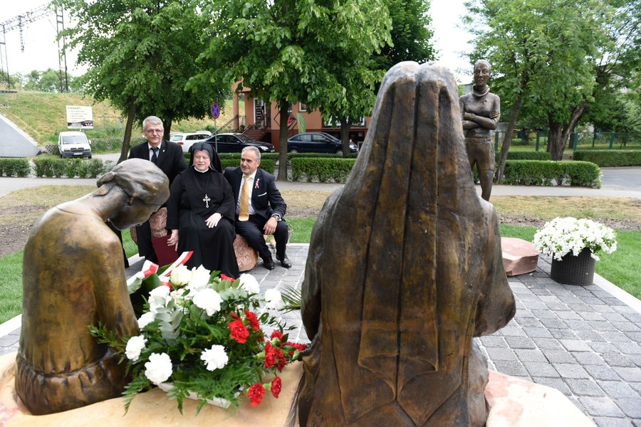 Zebrani pod pomnikiem wysłuchali koncertu „Bo to Polska właśnie”, fot. Łukasz Piecyk dla UMWKP