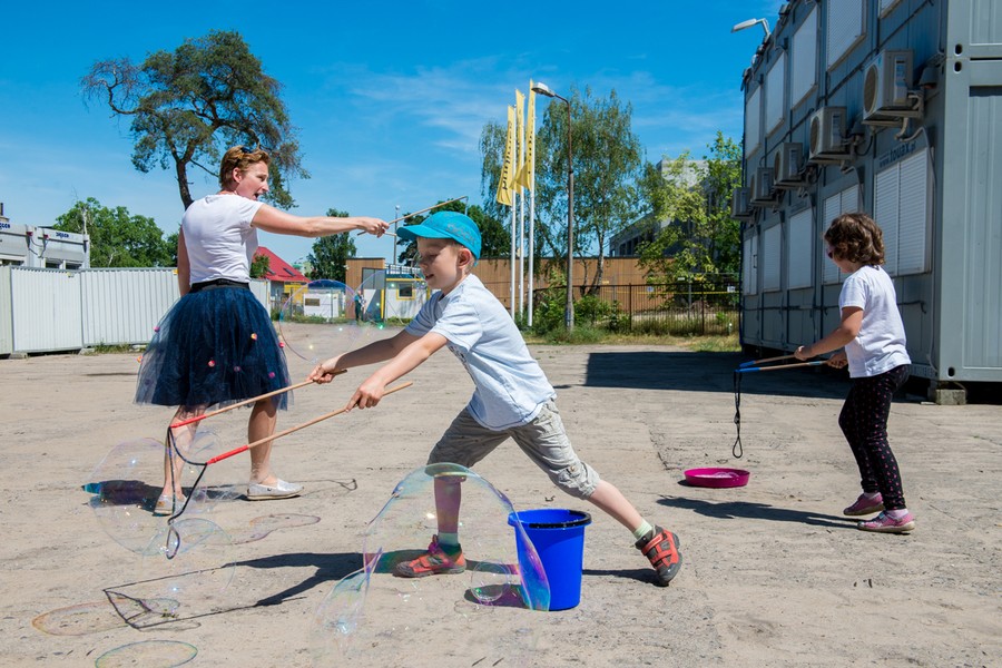 Wizyta dzieci na budowie szpitalnego miasteczka na Bielanach, fot. Łukasz Piecyk
