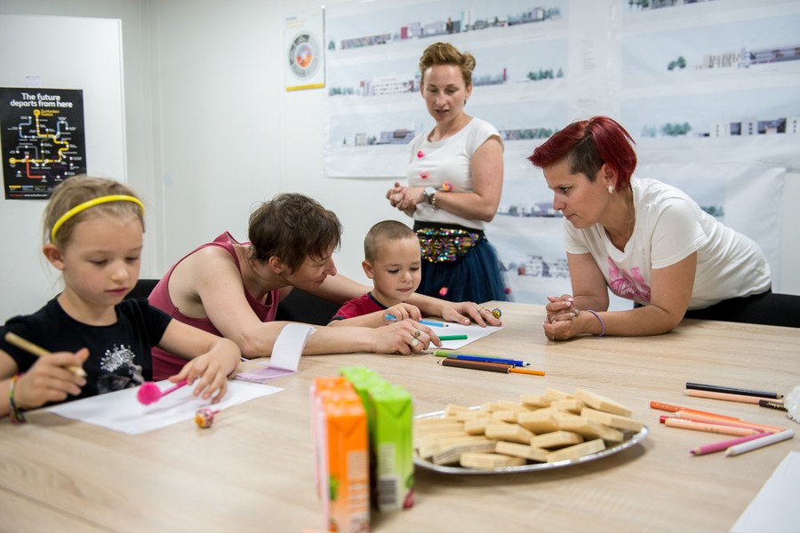 Wizyta dzieci na budowie szpitalnego miasteczka na Bielanach, fot. Łukasz Piecyk