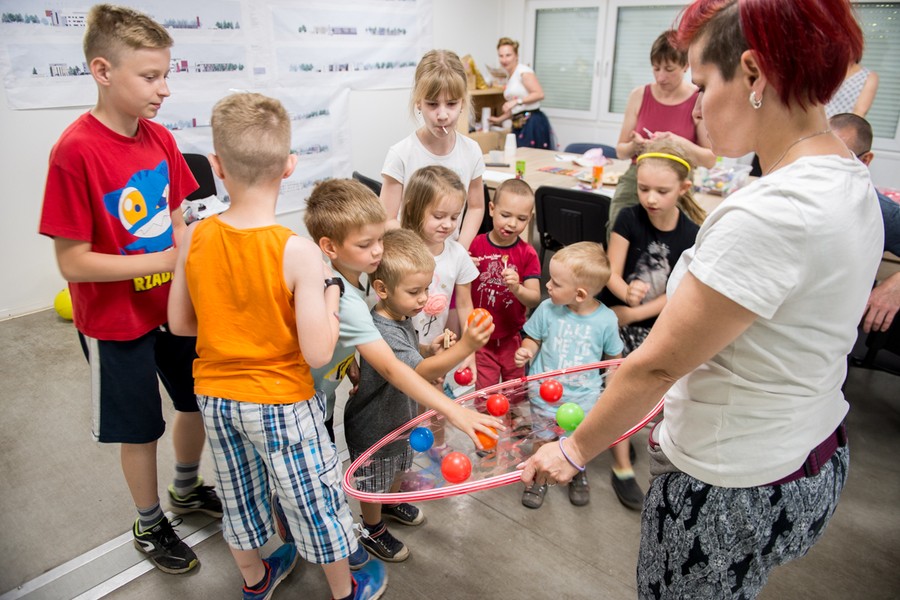 Wizyta dzieci na budowie szpitalnego miasteczka na Bielanach, fot. Łukasz Piecyk