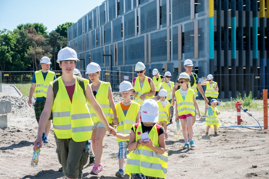 Wizyta dzieci na budowie szpitalnego miasteczka na Bielanach, fot. Łukasz Piecyk