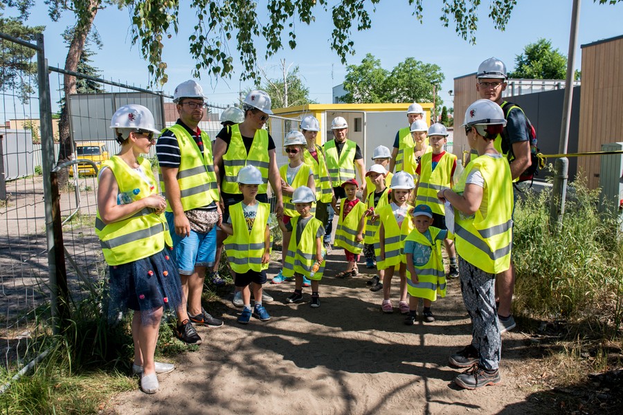 Wizyta dzieci na budowie szpitalnego miasteczka na Bielanach, fot. Łukasz Piecyk