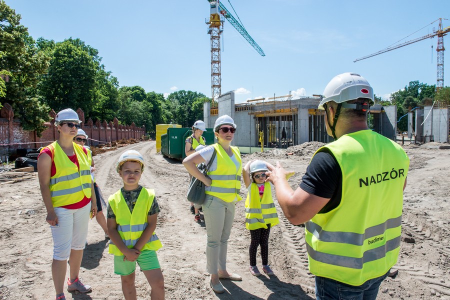 Wizyta dzieci na budowie szpitalnego miasteczka na Bielanach, fot. Łukasz Piecyk