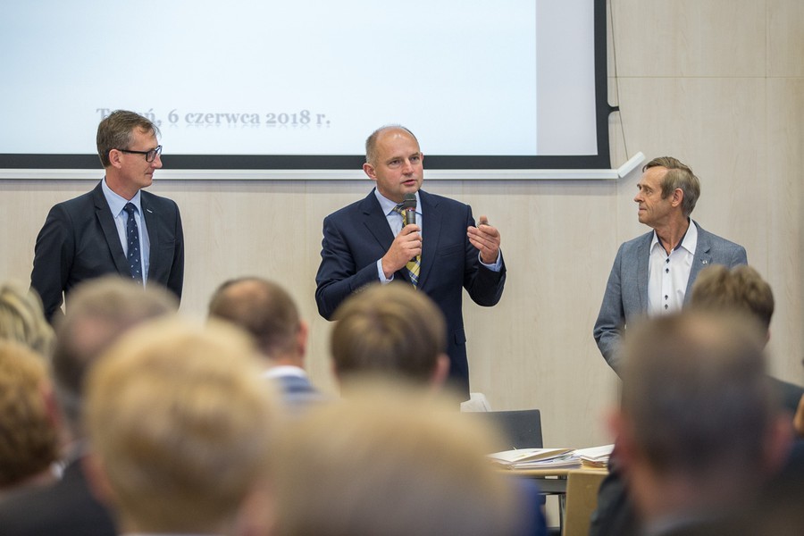 Uroczystość podpisania umów na modernizację dróg dojazdowych do gruntów rolnych w Urzędzie Marszałkowskim, fot. Szymon Zdziebło.Tarantoga.pl