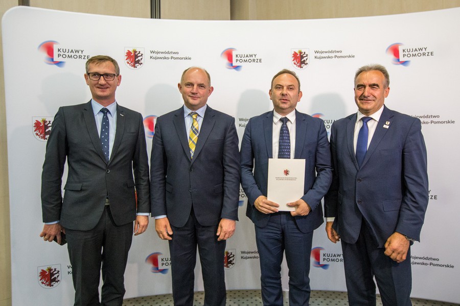 Uroczystość podpisania umów na modernizację dróg dojazdowych do gruntów rolnych w Urzędzie Marszałkowskim, fot. Szymon Zdziebło.Tarantoga.pl