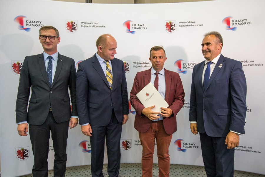 Uroczystość podpisania umów na modernizację dróg dojazdowych do gruntów rolnych w Urzędzie Marszałkowskim, fot. Szymon Zdziebło.Tarantoga.pl