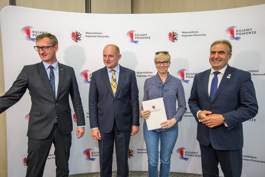 Uroczystość podpisania umów na modernizację dróg dojazdowych do gruntów rolnych w Urzędzie Marszałkowskim, fot. Szymon Zdziebło.Tarantoga.pl