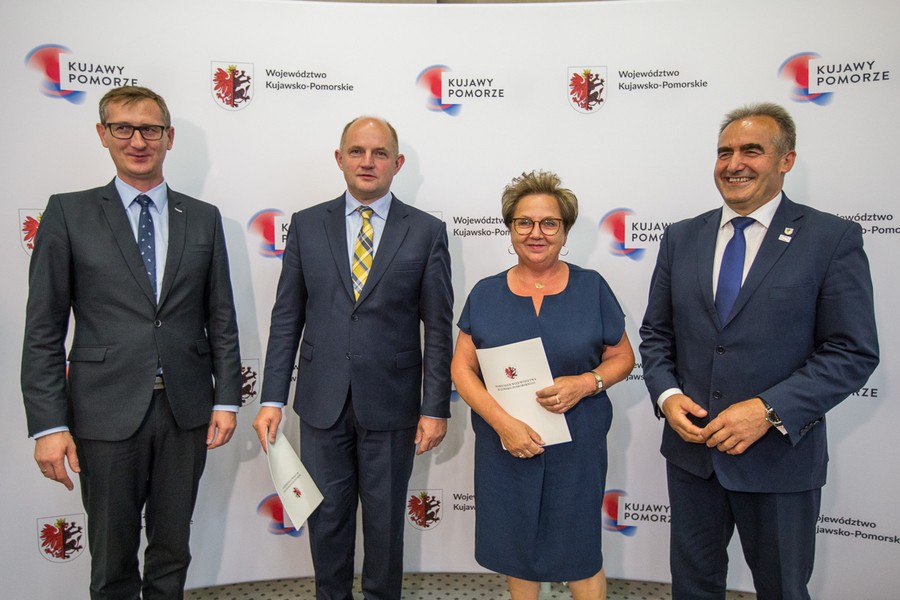 Uroczystość podpisania umów na modernizację dróg dojazdowych do gruntów rolnych w Urzędzie Marszałkowskim, fot. Szymon Zdziebło.Tarantoga.pl