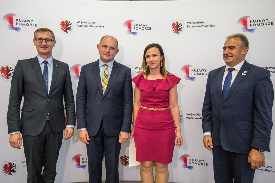 Uroczystość podpisania umów na modernizację dróg dojazdowych do gruntów rolnych w Urzędzie Marszałkowskim, fot. Szymon Zdziebło.Tarantoga.pl