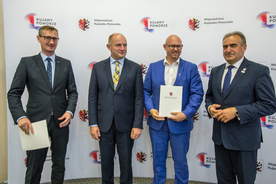 Uroczystość podpisania umów na modernizację dróg dojazdowych do gruntów rolnych w Urzędzie Marszałkowskim, fot. Szymon Zdziebło.Tarantoga.pl