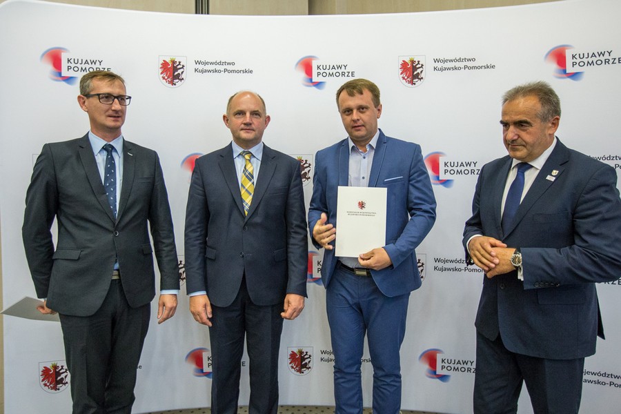 Uroczystość podpisania umów na modernizację dróg dojazdowych do gruntów rolnych w Urzędzie Marszałkowskim, fot. Szymon Zdziebło.Tarantoga.pl