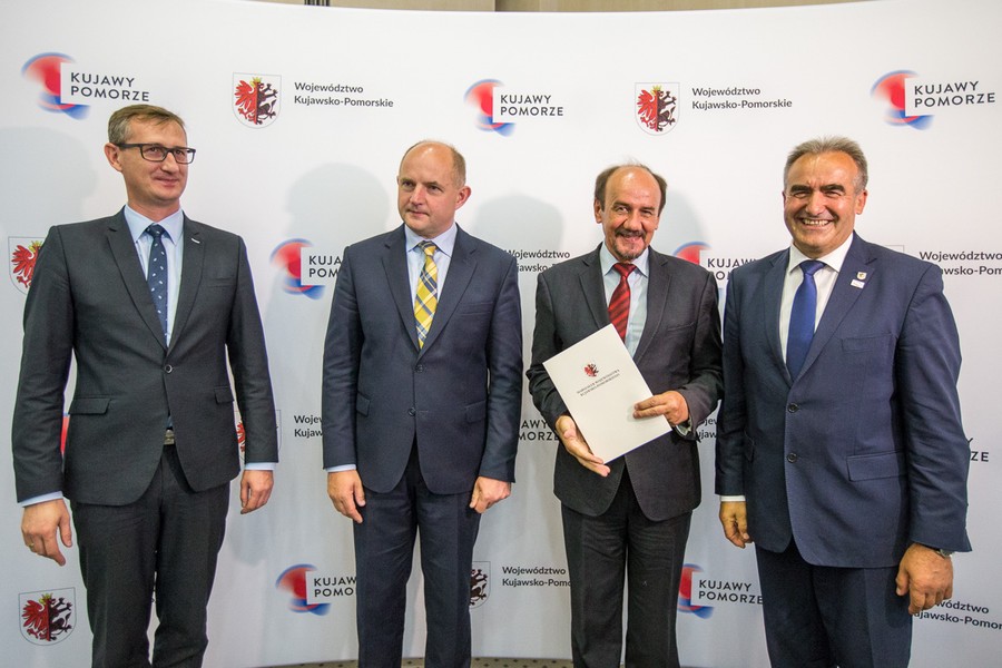 Uroczystość podpisania umów na modernizację dróg dojazdowych do gruntów rolnych w Urzędzie Marszałkowskim, fot. Szymon Zdziebło.Tarantoga.pl