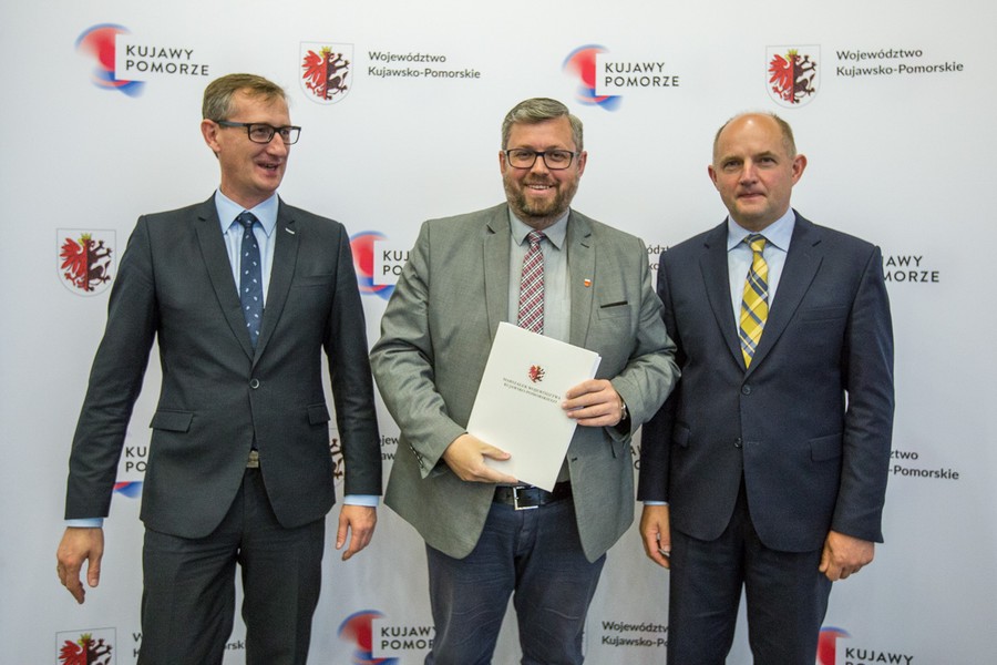 Uroczystość podpisania umów na modernizację dróg dojazdowych do gruntów rolnych w Urzędzie Marszałkowskim, fot. Szymon Zdziebło.Tarantoga.pl