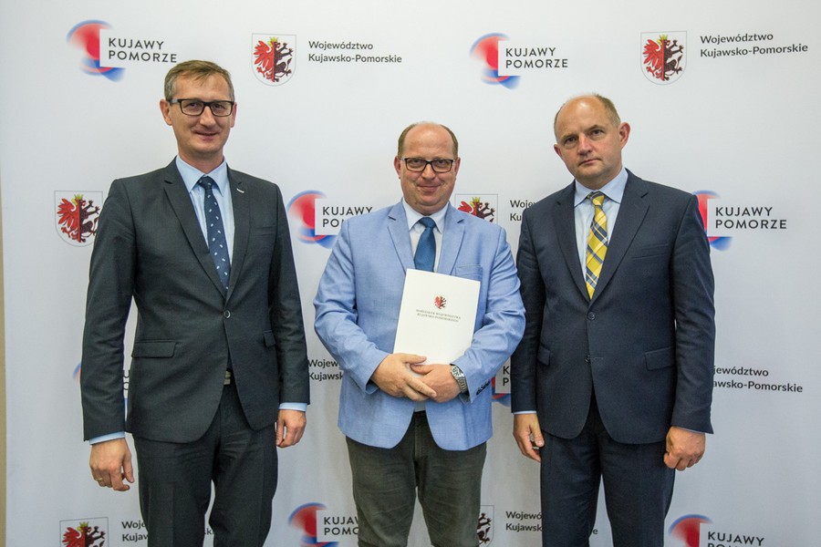 Uroczystość podpisania umów na modernizację dróg dojazdowych do gruntów rolnych w Urzędzie Marszałkowskim, fot. Szymon Zdziebło.Tarantoga.pl