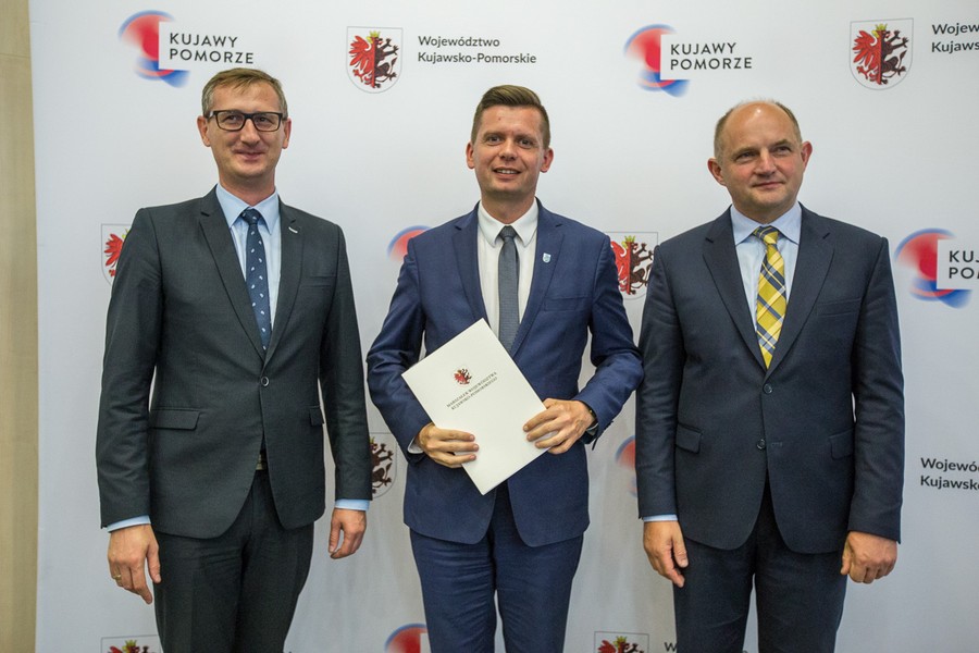 Uroczystość podpisania umów na modernizację dróg dojazdowych do gruntów rolnych w Urzędzie Marszałkowskim, fot. Szymon Zdziebło.Tarantoga.pl