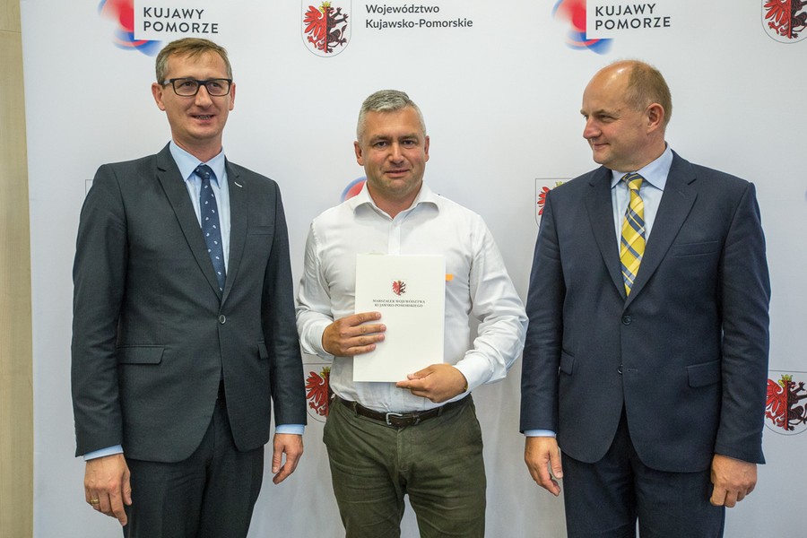 Uroczystość podpisania umów na modernizację dróg dojazdowych do gruntów rolnych w Urzędzie Marszałkowskim, fot. Szymon Zdziebło.Tarantoga.pl