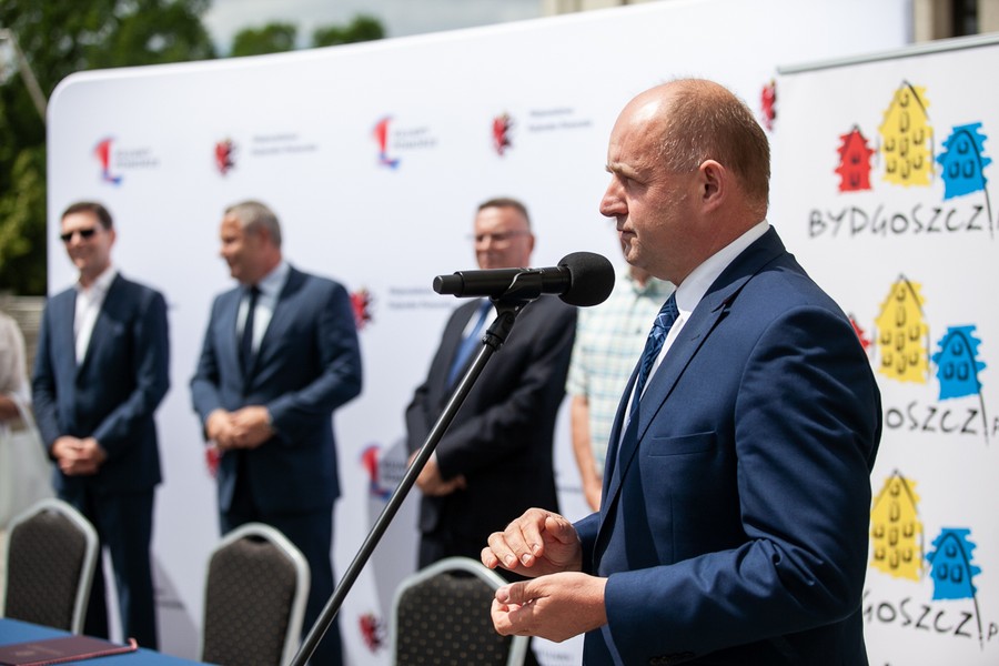 Uroczystość podpisania porozumienia przed gmachem Opery Nova, fot. Filip Kowalkowski