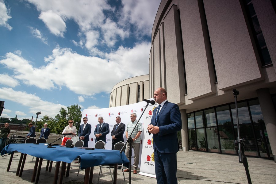 Uroczystość podpisania porozumienia przed gmachem Opery Nova, fot. Filip Kowalkowski