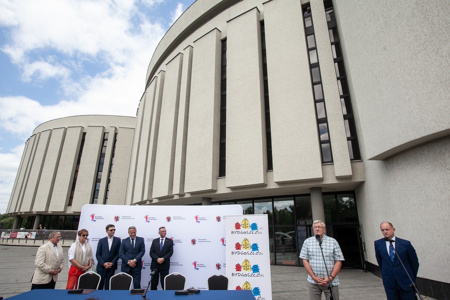 Uroczystość podpisania porozumienia przed gmachem Opery Nova, fot. Filip Kowalkowski