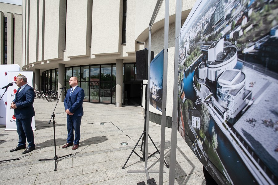 Uroczystość podpisania porozumienia przed gmachem Opery Nova, fot. Filip Kowalkowski