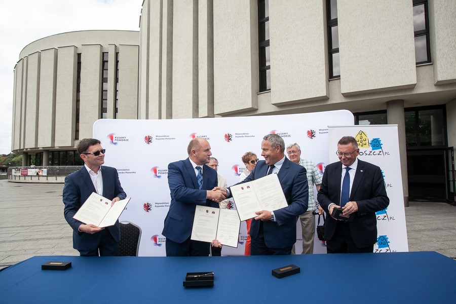 Uroczystość podpisania porozumienia przed gmachem Opery Nova, fot. Filip Kowalkowski