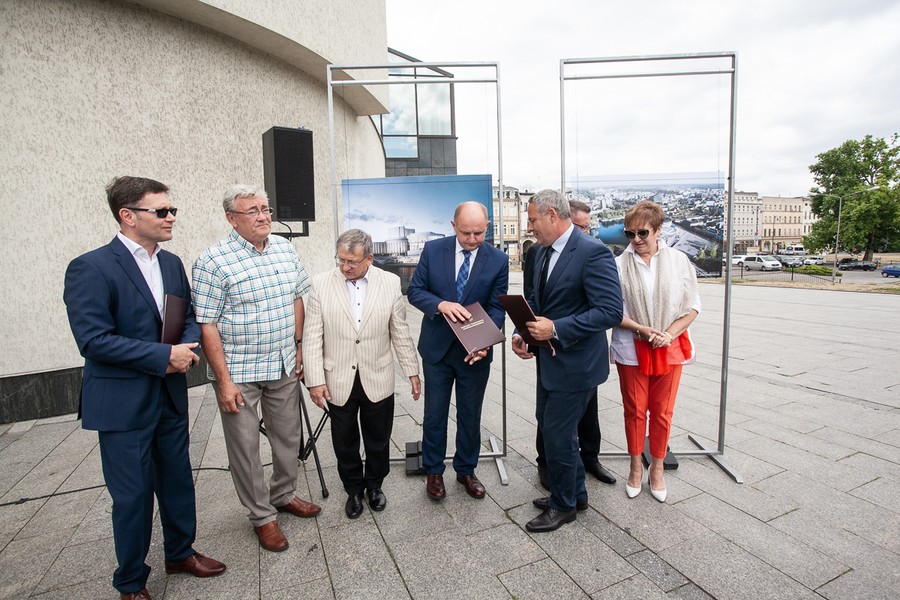 Uroczystość podpisania porozumienia przed gmachem Opery Nova, fot. Filip Kowalkowski