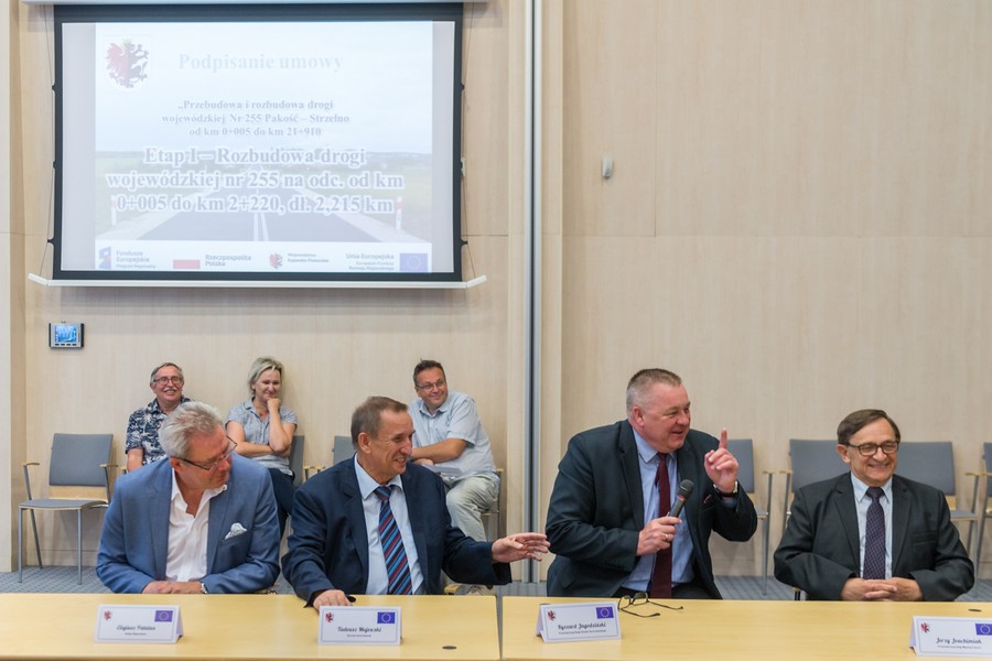 Uroczystość podpisania umowy z wykonawcą prac na drodze nr 255 w Pakości, fot. Łukasz Piecyk