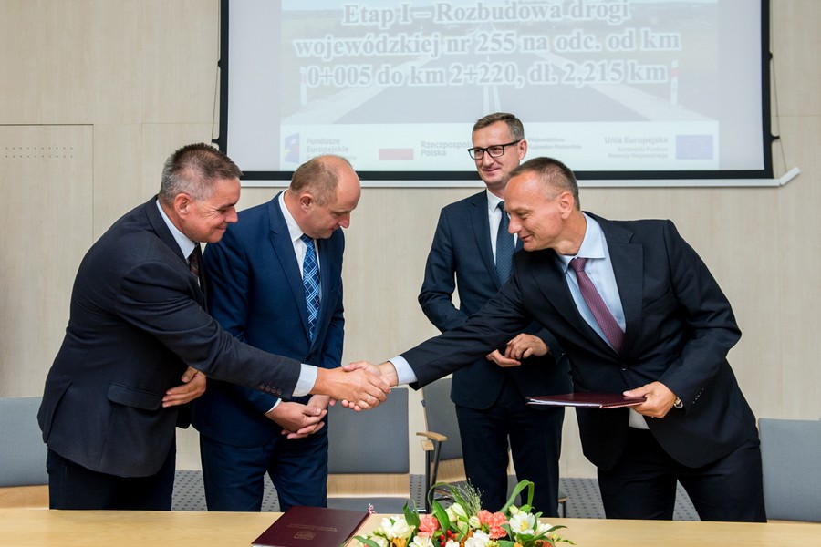 Uroczystość podpisania umowy z wykonawcą prac na drodze nr 255 w Pakości, fot. Łukasz Piecyk