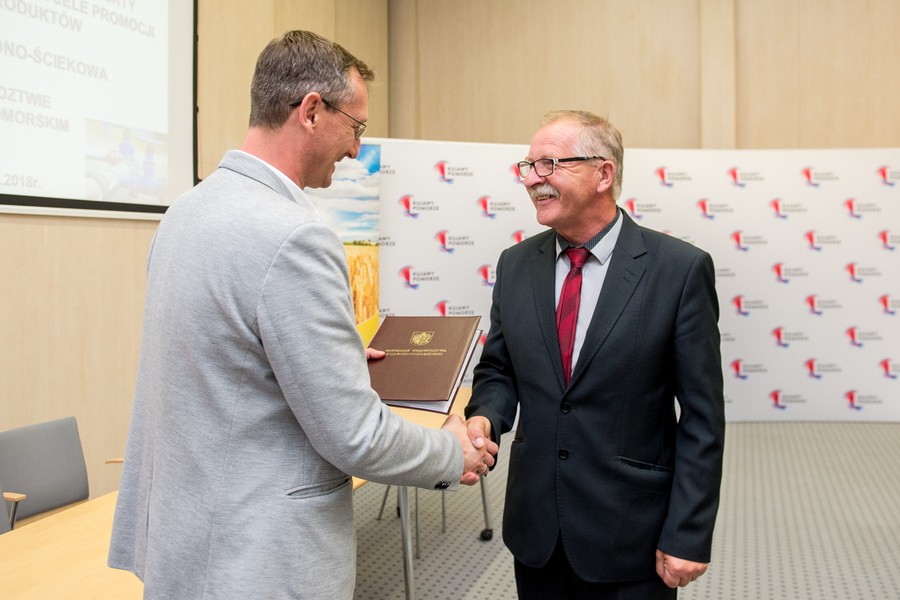 Uroczyste wręczenie umów w Urzędzie Marszałkowskim, fot. Łukasz Piecyk