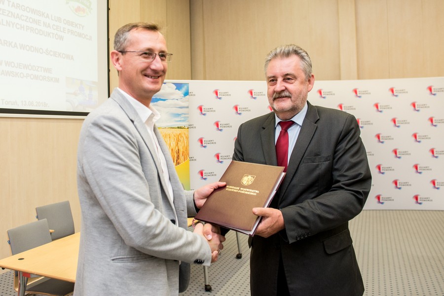 Uroczyste wręczenie umów w Urzędzie Marszałkowskim, fot. Łukasz Piecyk