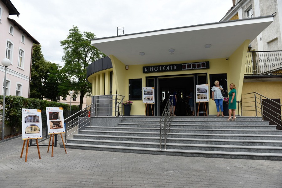 Marszałek Piotr Całbecki podczas odwiedzin kinoteatru ,,Rondo” w Chełmnie fot. Łukasz Piecyk