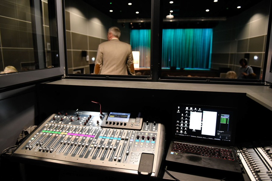 Marszałek Piotr Całbecki podczas odwiedzin kinoteatru ,,Rondo” w Chełmnie fot. Łukasz Piecyk