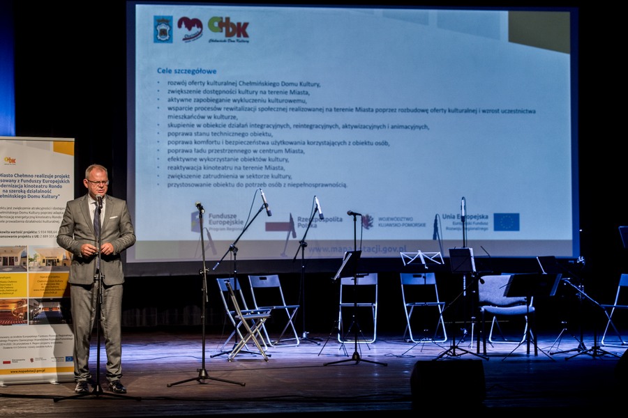 Marszałek Piotr Całbecki podczas odwiedzin kinoteatru ,,Rondo” w Chełmnie fot. Łukasz Piecyk