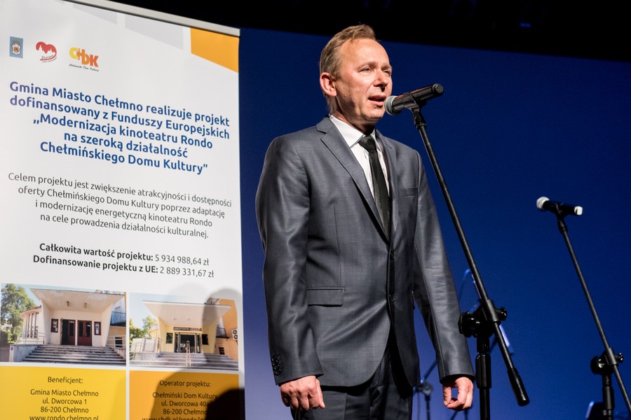 Marszałek Piotr Całbecki podczas odwiedzin kinoteatru ,,Rondo” w Chełmnie fot. Łukasz Piecyk