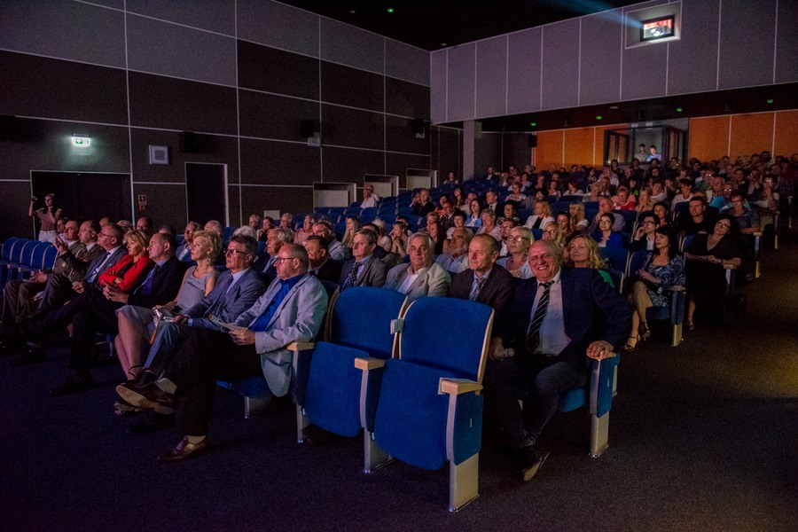Marszałek Piotr Całbecki podczas odwiedzin kinoteatru ,,Rondo” w Chełmnie fot. Łukasz Piecyk
