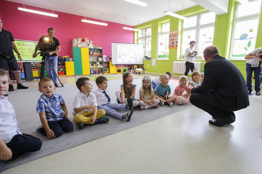 Spotkanie marszałka Piotra Całbeckiego z dziećmi z przedszkola Zielony Zakątek w Unisławiu, fot. Szymon Zdziebło/Tarantoga.pl