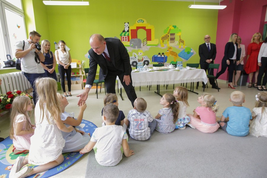Spotkanie marszałka Piotra Całbeckiego z dziećmi z przedszkola Zielony Zakątek w Unisławiu, fot. Szymon Zdziebło/Tarantoga.pl