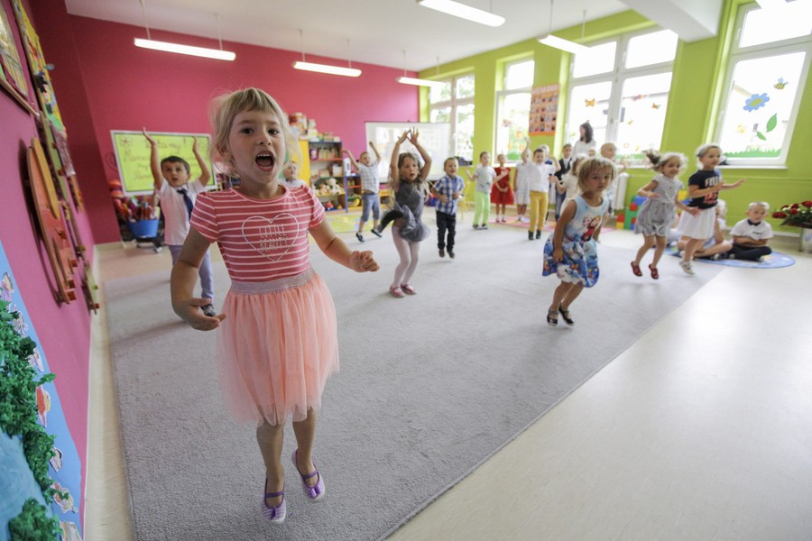 Spotkanie marszałka Piotra Całbeckiego z dziećmi z przedszkola Zielony Zakątek w Unisławiu, fot. Szymon Zdziebło/Tarantoga.pl