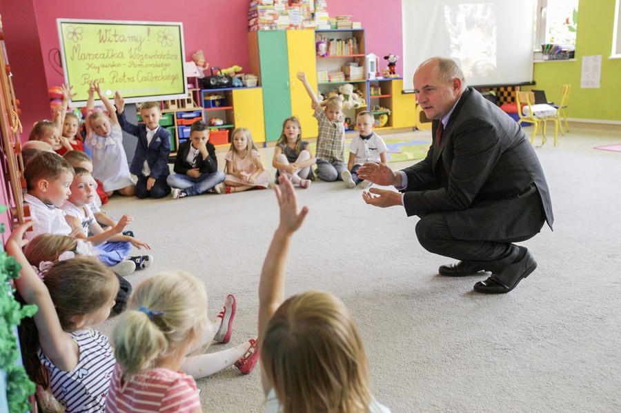 Spotkanie marszałka Piotra Całbeckiego z dziećmi z przedszkola Zielony Zakątek w Unisławiu, fot. Szymon Zdziebło/Tarantoga.pl