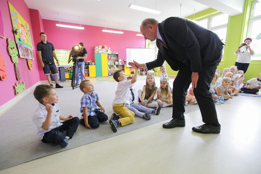Spotkanie marszałka Piotra Całbeckiego z dziećmi z przedszkola Zielony Zakątek w Unisławiu, fot. Szymon Zdziebło/Tarantoga.pl