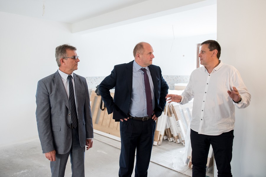 Marszałek Piotr Całbecki podczas odwiedzin na budowie domów dla dzieci w Chełmnie fot. Łukasz Piecyk