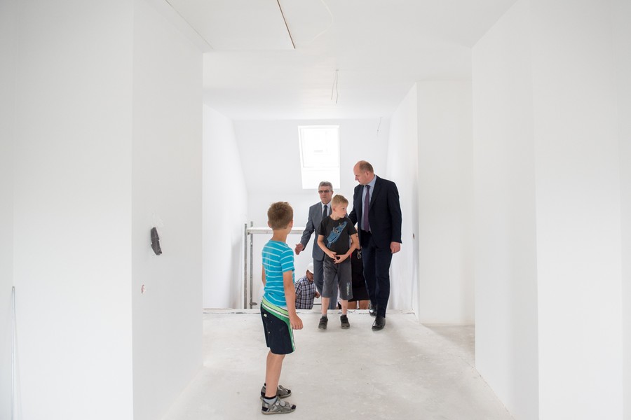 Marszałek Piotr Całbecki podczas odwiedzin na budowie domów dla dzieci w Chełmnie fot. Łukasz Piecyk