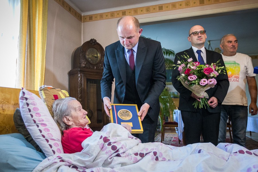 Marszałek Piotr Całbecki w wizytą w domu Marianny Janus, fot. Szymon Zdziebło/Tarantoga.pl