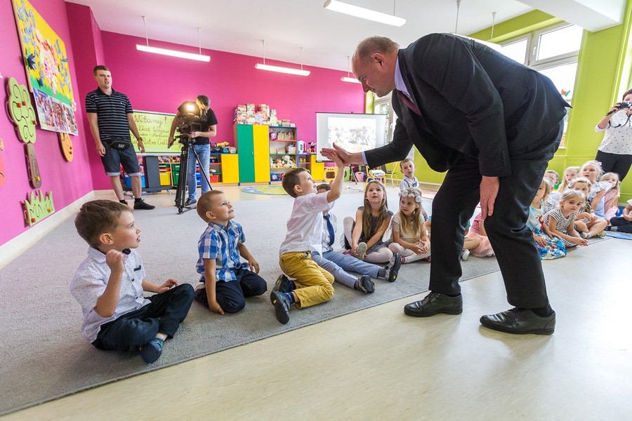 Spotkanie marszałka Piotra Całbeckiego z dziećmi z przedszkola Zielony Zakątek w Unisławiu, fot. Szymon Zdziebło/Tarantoga.pl