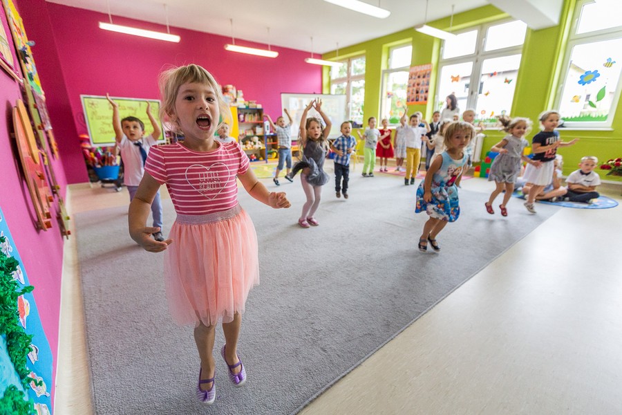 Spotkanie marszałka Piotra Całbeckiego z dziećmi z przedszkola Zielony Zakątek w Unisławiu, fot. Szymon Zdziebło/Tarantoga.pl