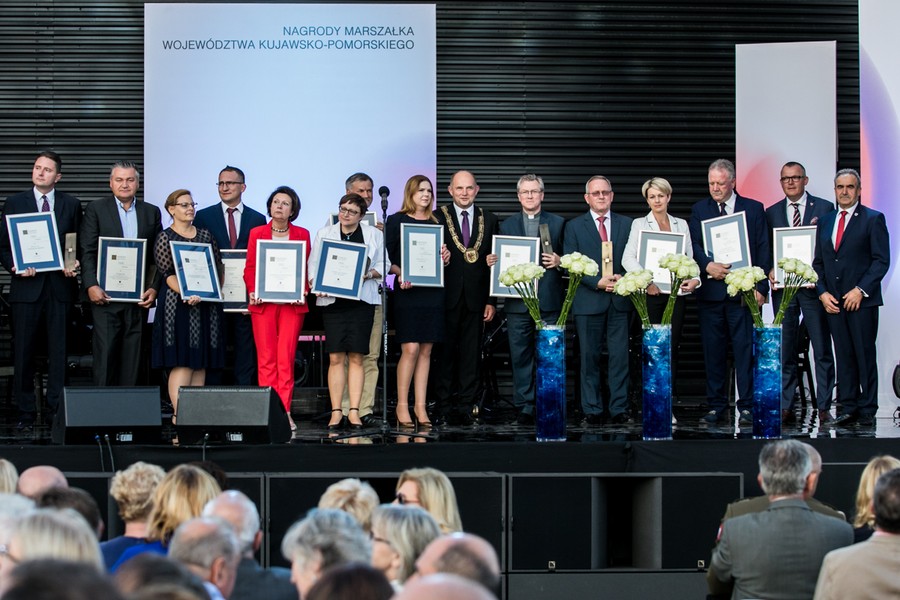 Laureaci w kategoriach gospodarka, fundusze unijne, rolnictwo i rozwój obszarów wiejskich, innowacyjne metody stosowane w zakresie rozwoju i promocji miast i obszarów wiejskich fot. Andrzej Goiński