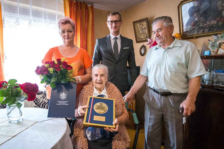 Wicemarszałek Dariusz Kurzawa z wizytą w domu Czesławy Lewandowskiej, fot. Szymon Zdziebło/Tarantoga.pl