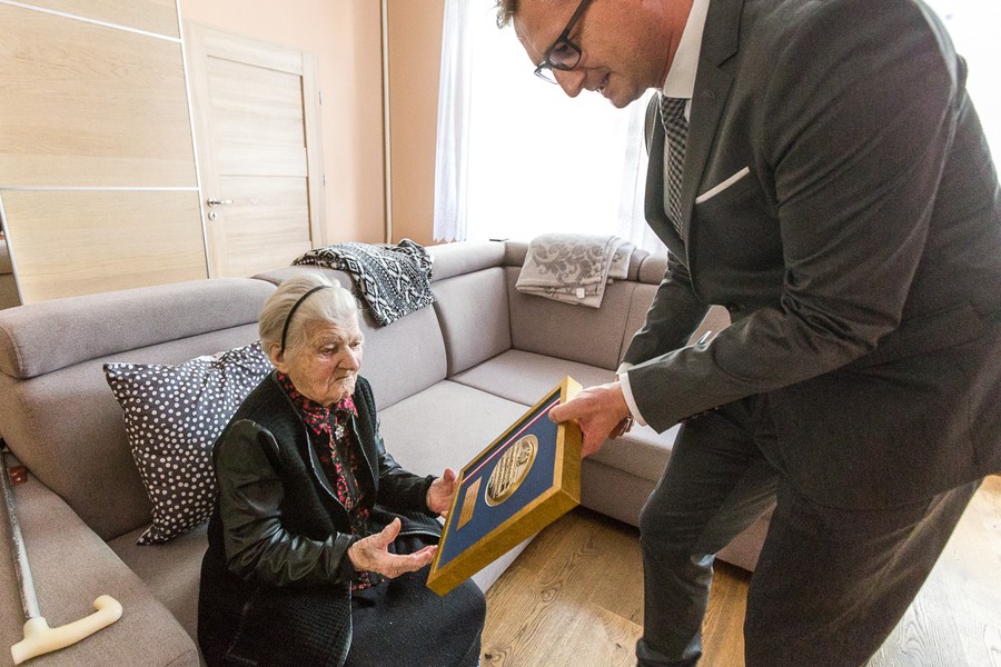 Wicemarszałek Dariusz Kurzawa z wizytą w domu Stanisławy Kowalewskiej, fot. Szymon Zdziebło/Tarantoga.pl