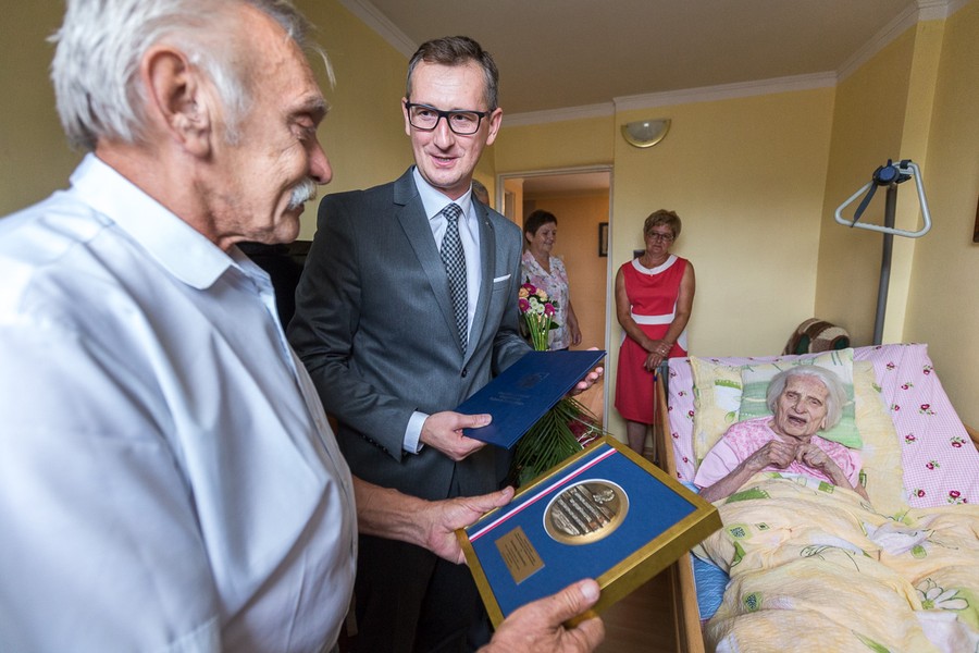 Wicemarszałek Dariusz Kurzawa z wizytą w domu Stanisławy Kowalewskiej, fot. Szymon Zdziebło/ Tarantoga.pl